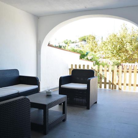 Lovely Bungalow For Four Close To Beach And City In Torrevieja Exterior photo