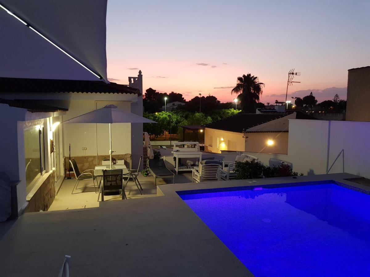 Lovely Bungalow For Four Close To Beach And City In Torrevieja Exterior photo