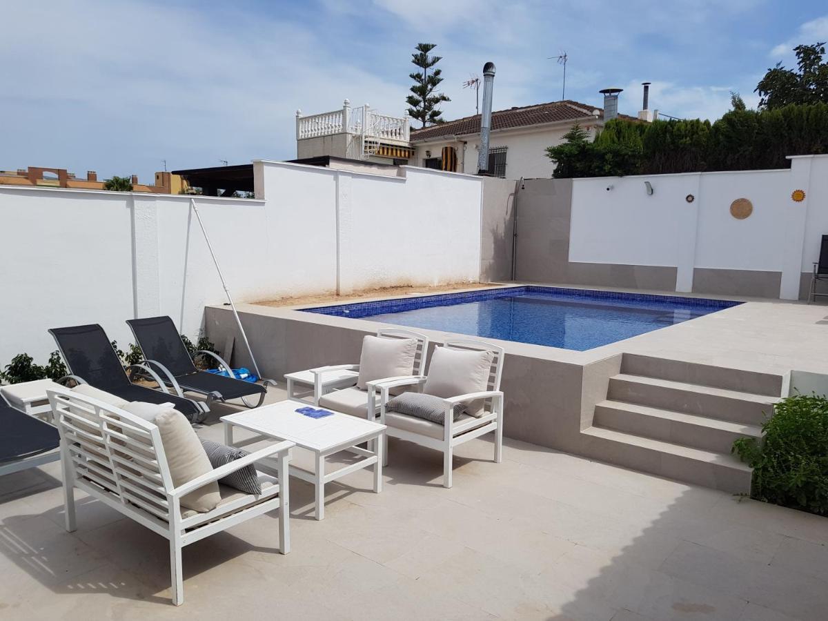 Lovely Bungalow For Four Close To Beach And City In Torrevieja Exterior photo