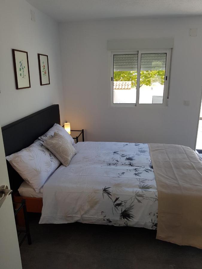 Lovely Bungalow For Four Close To Beach And City In Torrevieja Exterior photo