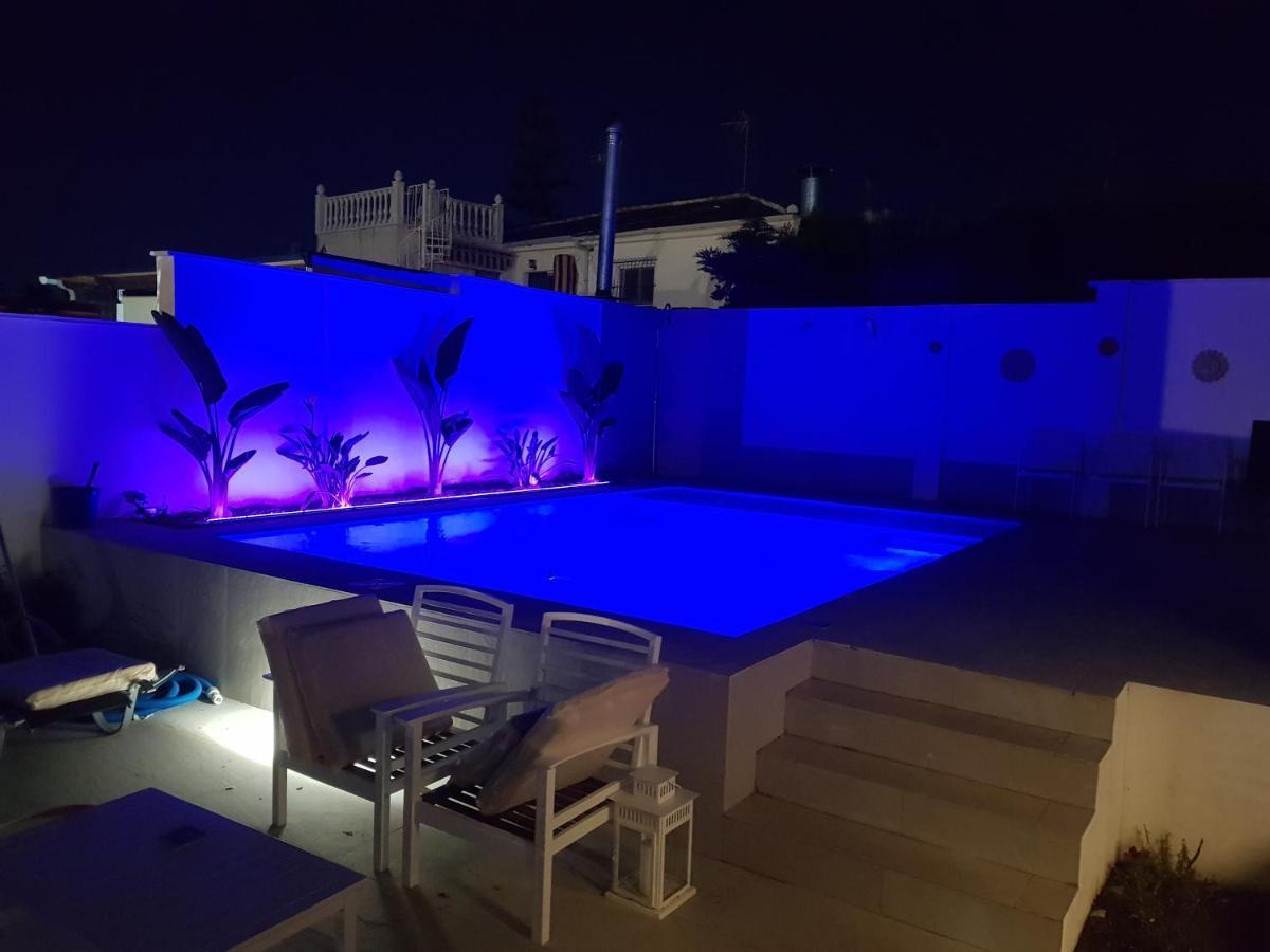Lovely Bungalow For Four Close To Beach And City In Torrevieja Exterior photo